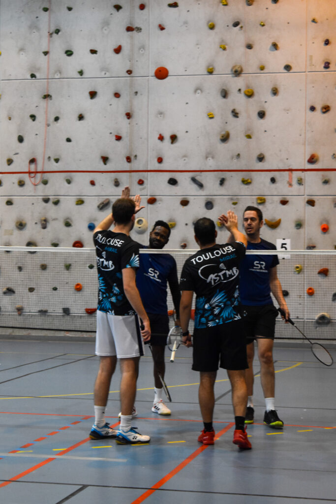 Joueurs de bad qui se saluent à la fin d'un match